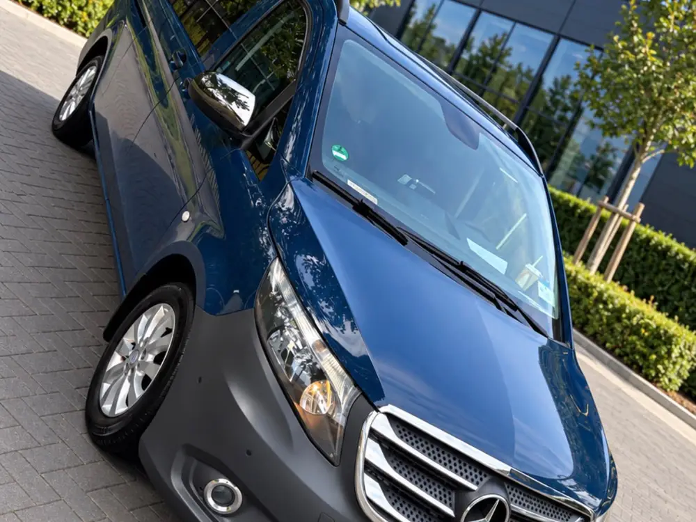 Blauwe Mercedes Vito taxibus van Taxi Diessen