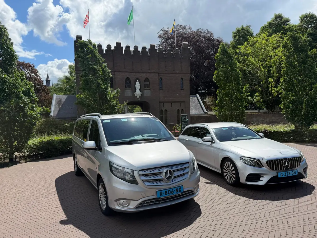 Zilveren Mercedes Vito taxibus en witte Mercedes E-Klasse van Taxi Diessen